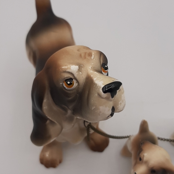 Bassett Hound Dog Mom with Two of Her Puppies on a Chain Porcelain Vintage - Picture 6 of 8